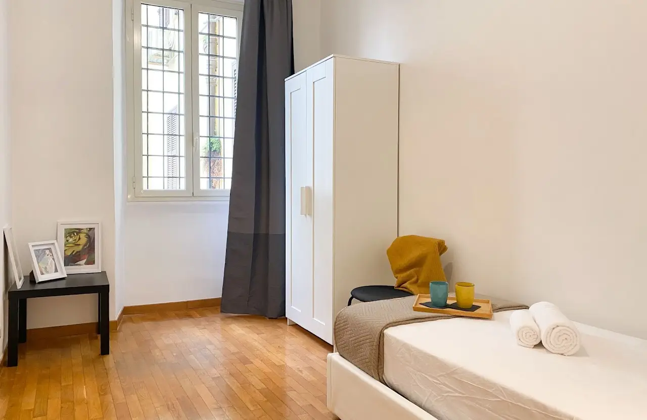 Prima camera singola di Domus Juliae con letto e arredi essenziali